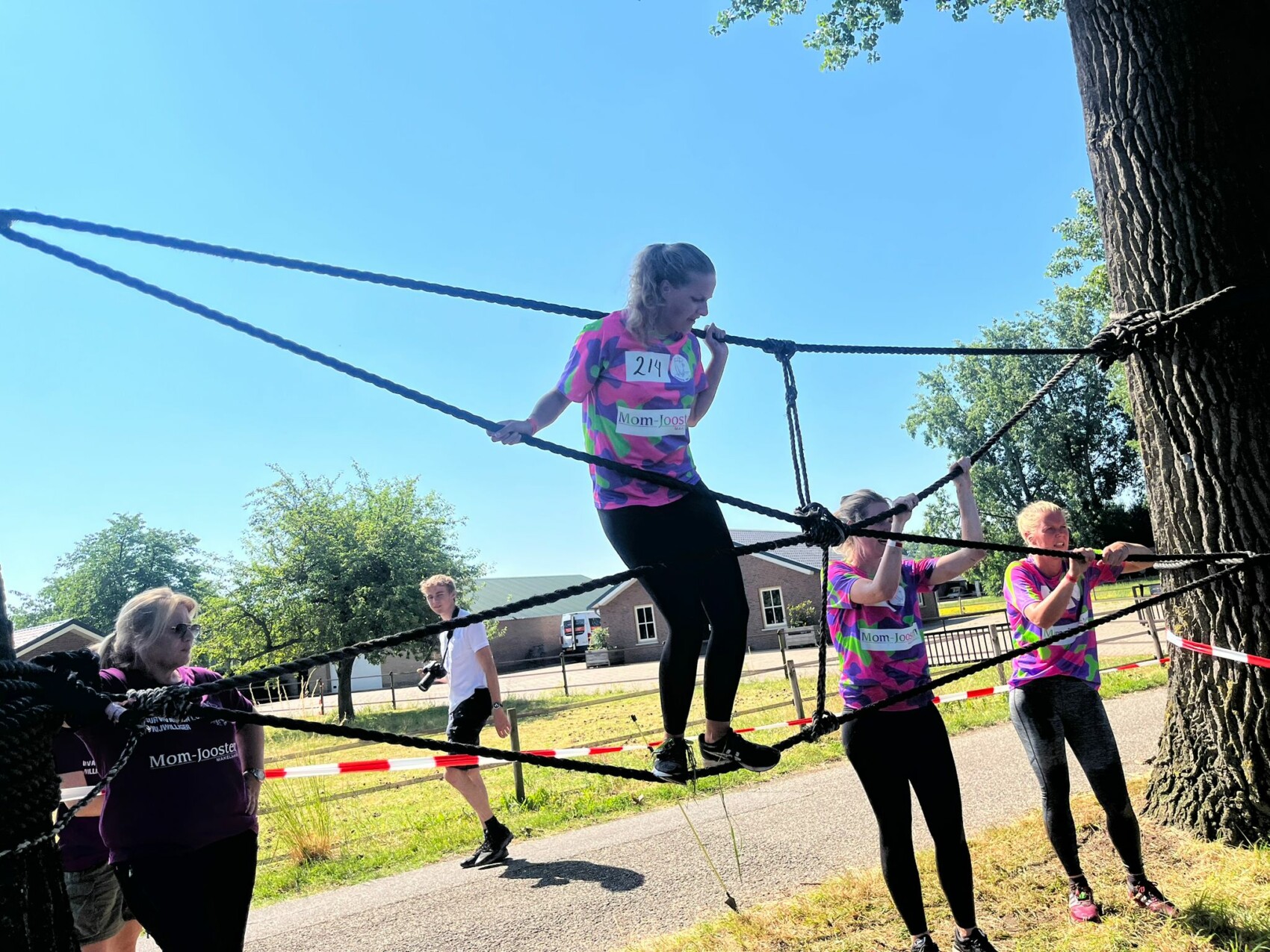 Deelnemer survivalrun op touw hindernis